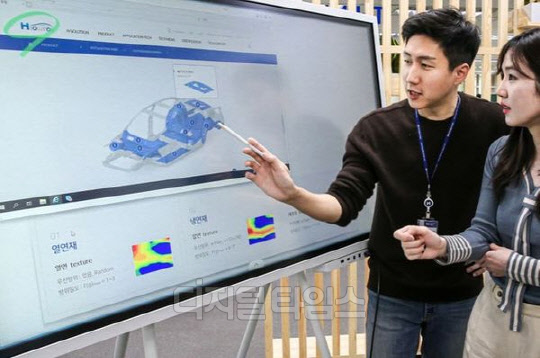 현대제철 직원들이 'H-솔루션'홈페이지를 보며 회의를 하고 있다.<현대제철 제공>
